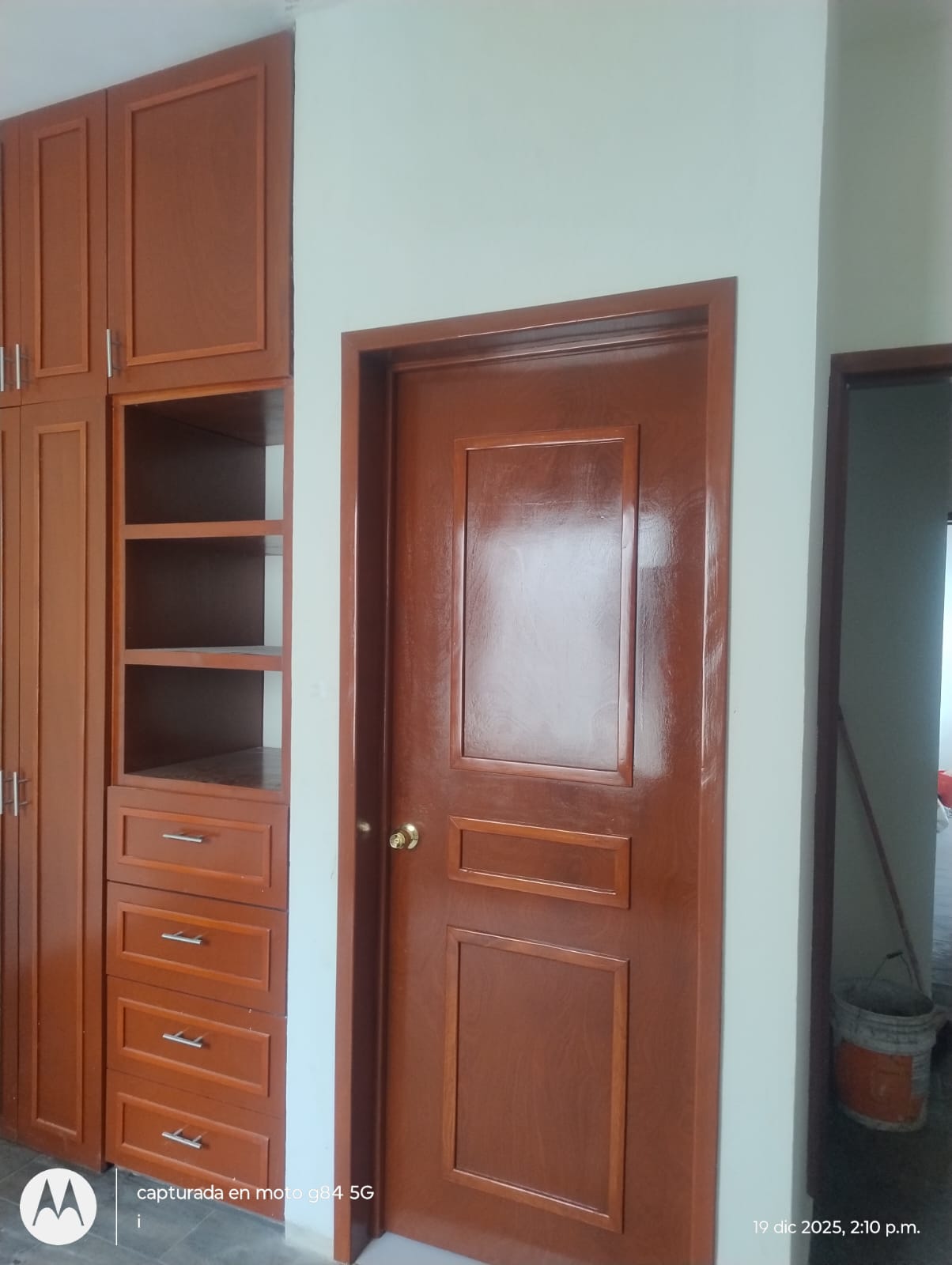 Puerta moderna de madera