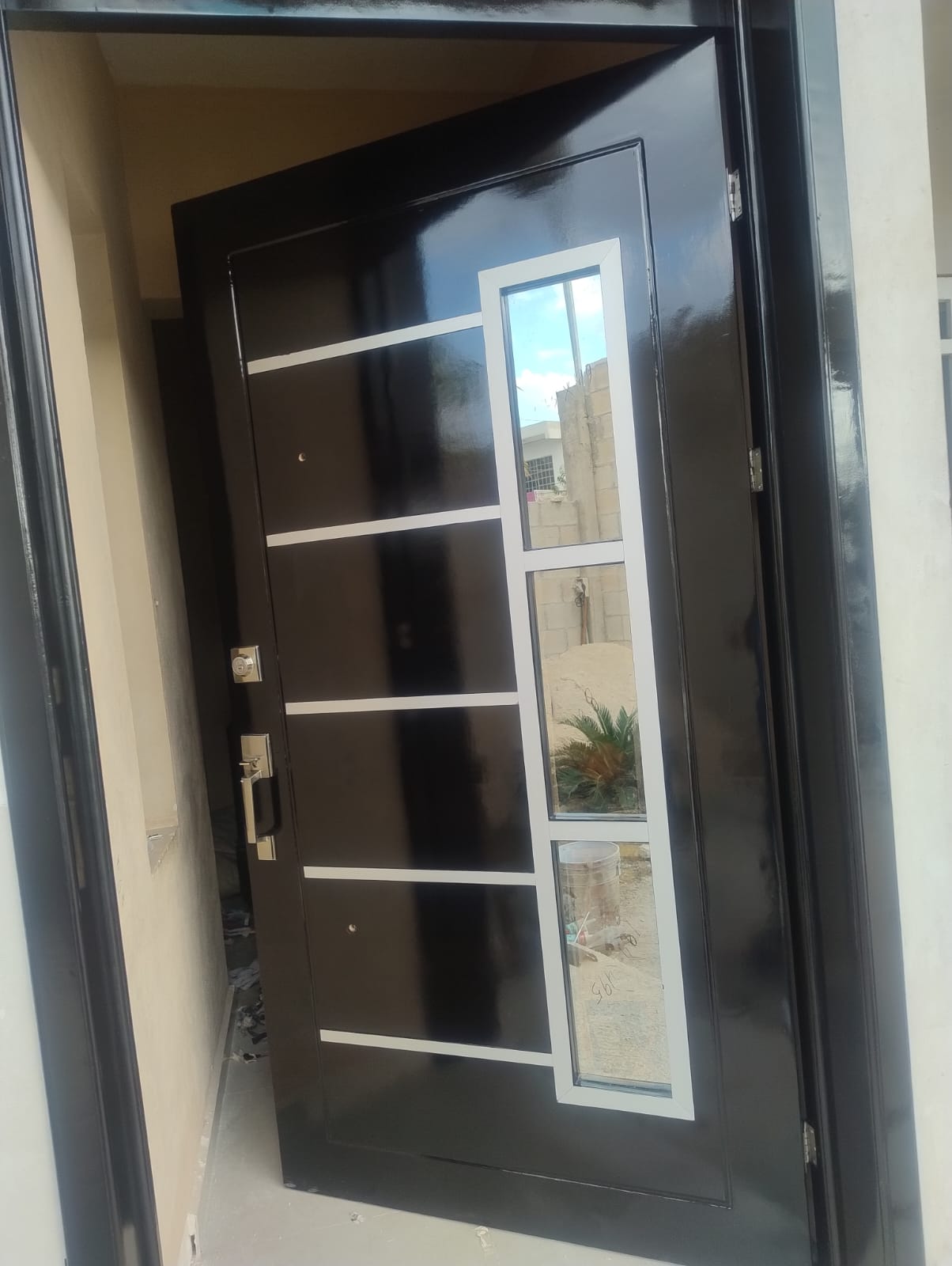 Puerta con acabado oscuro